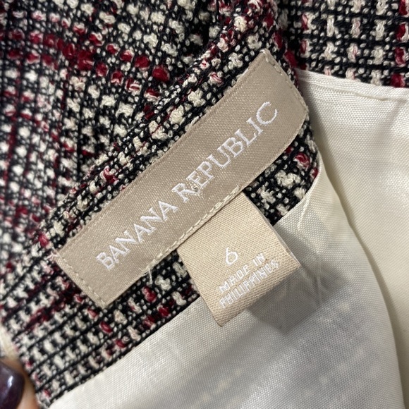 Banana Republic Mini Skirt Tweed Black, Cream, & Magenta / Red Lined. Size: 6 - Picture 3 of 6